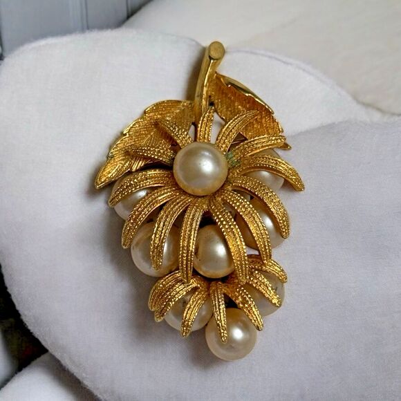 Vintage CoroCraft Articulated Faux Pearl Cluster Brooch – 2” Gold-Tone - Picture 1 of 7